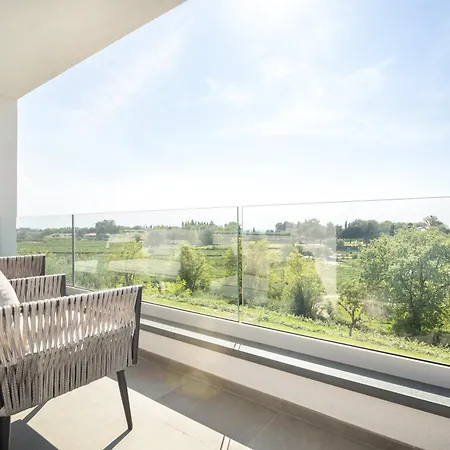 Angelina Βίλα Λατζίζε