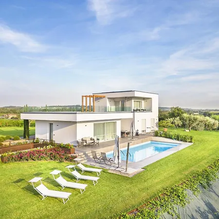 Angelina Villa Lazise